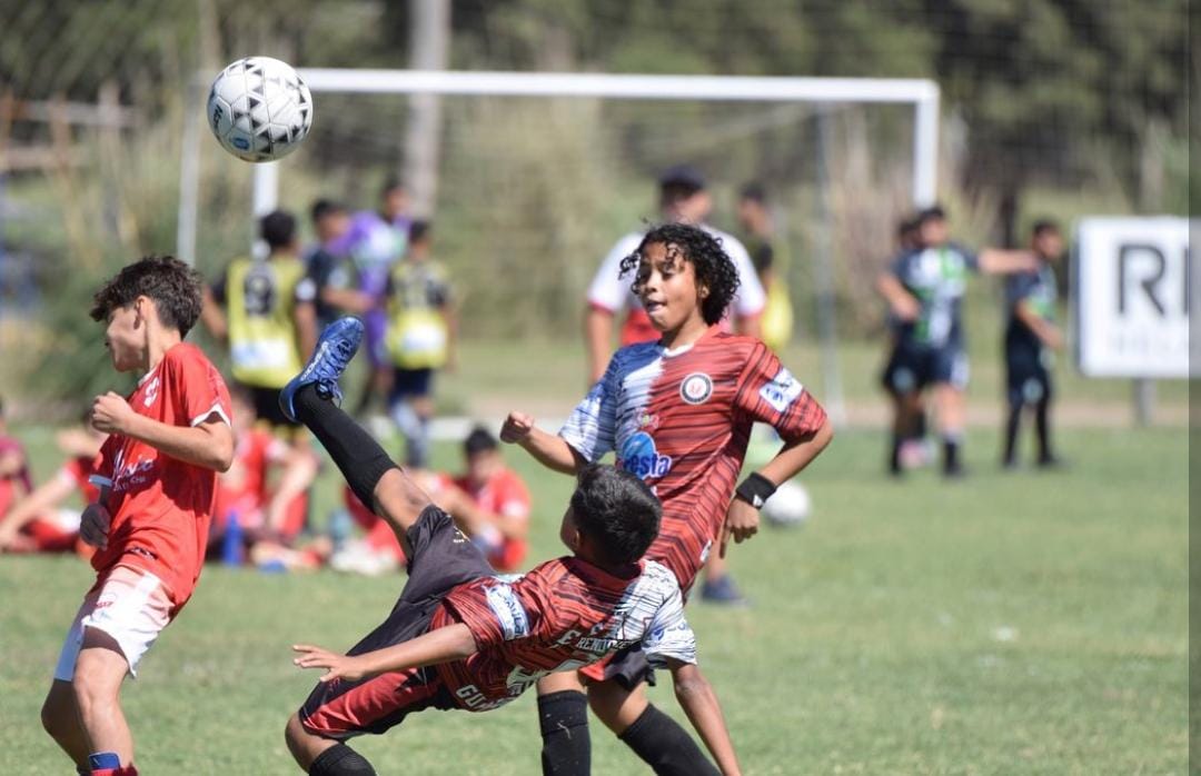 Un nene desmayado, falta de médicos y bronca de padres: quejas contra el torneo Balompié